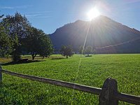 die Sonne geht über dem Grünten auf