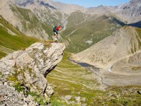 Manfred schaut sich die Strecke genau an : MTB, Transalp, Transalp 2004