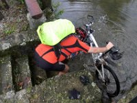 kurze Bikereinigung nach Schlammstrecke : 7.Tag, Lipic - Piran, MTB, Transslovenia 2014