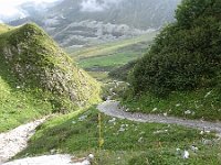 Auf dem Weg zum Petit Col des Encombres kommt langsam die Sonne durch den Nebel