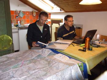 Manfred und Thomas beim planen der Transalp 2011